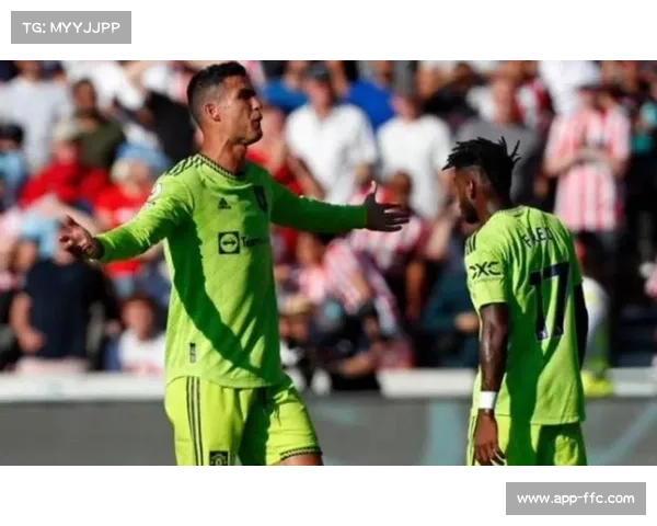 马奎尔与利桑德罗热身片段逗笑卡拉格，最萌身高差成焦点